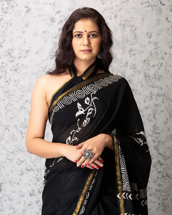 Black_Cotton_Floral_Vines_Hblock_Mulmul_Saree_For_Women